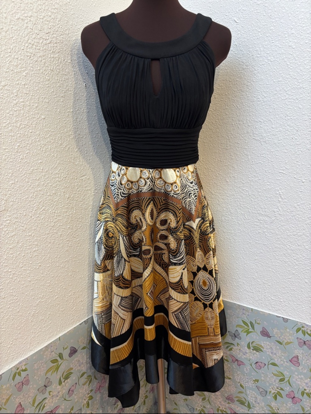 Vintage Y2K Signature by Sangria black and gold floral paisley dress. Size 4.